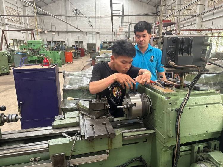 Technical high school students Training at Don Bosco Sihanoukville (6)